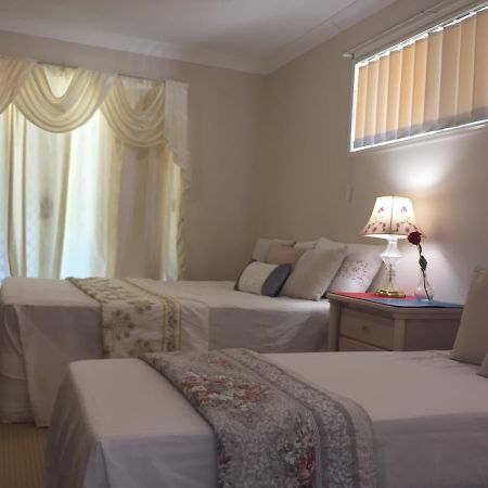 Theme Parks Amituofo Homestay Gold Coast Room photo